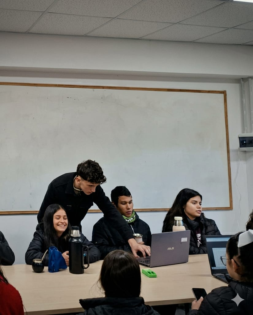Estudiantes de 5to año del secundario del San Agustín durante la primera sesión del piloto de Lira AI
